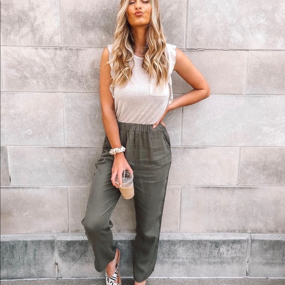 Francesca's Collections Pants - Francesca's | NWT Pauline Rounded Joggers